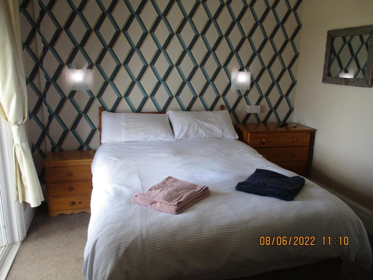 Sefton Lodge SEAFRONT ,PANORAMIC SEA VIEW ENSUITE BALCONY ROOMS AVAILABLE, GUEST GARDEN Paignton Zewnętrze zdjęcie